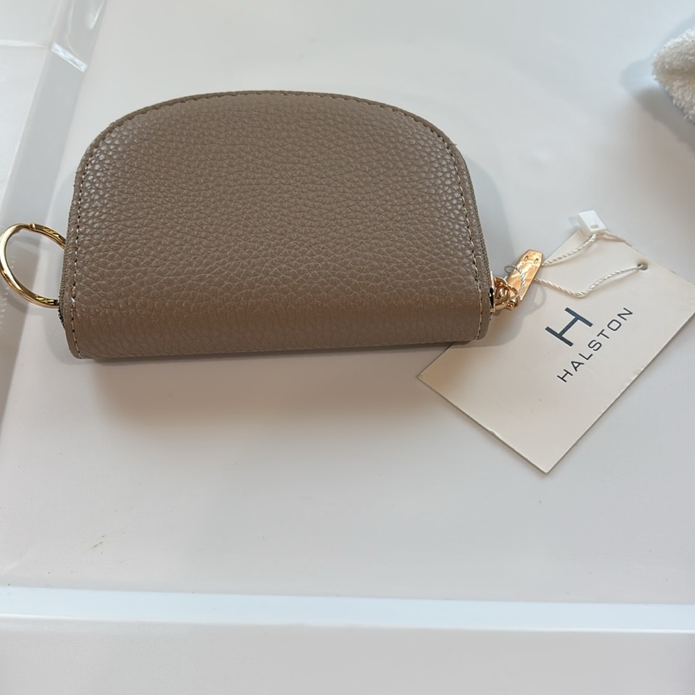 🔥🔥🔥Final
Clearance Halston Heritage Beige Leather Coin Purse - Picture 2 of 3